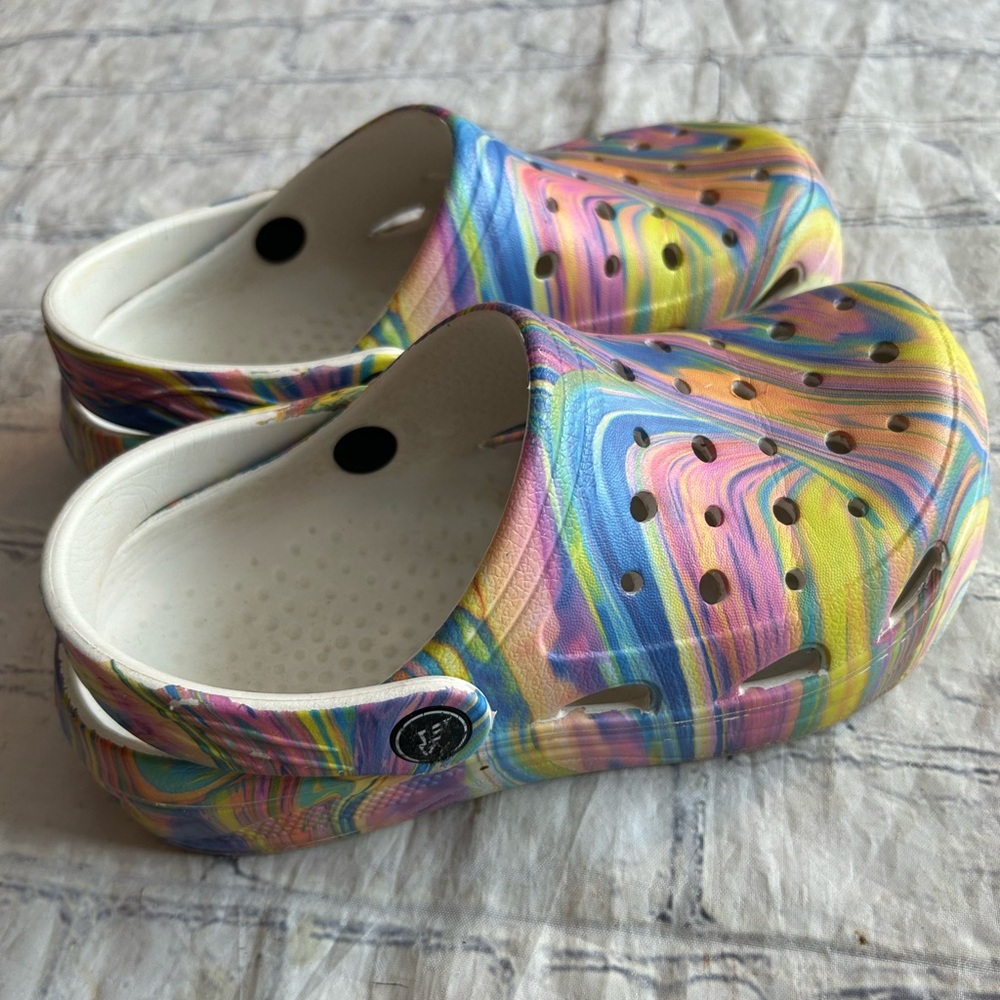 GARDEN CLOGS IN MULTI COLOR SWIRL PATTERN SIZE 32/33